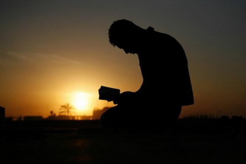 gambar orang saleh dan berdoa
