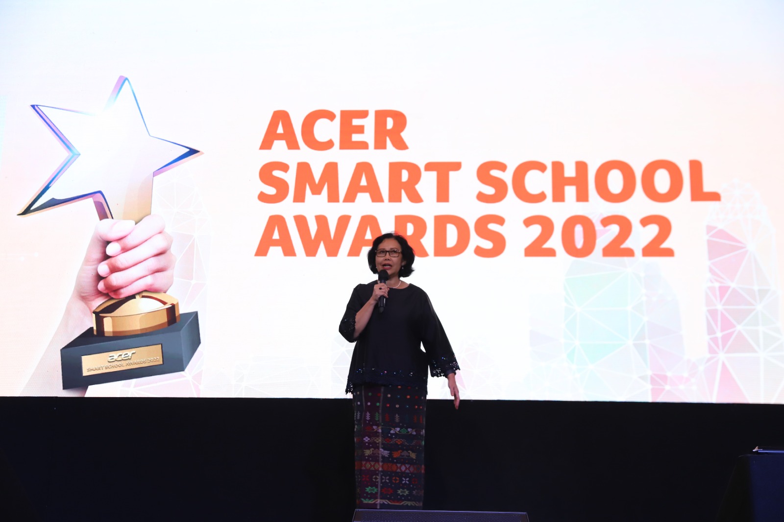 Prof. Dr. Unifah Rosyidi M.Pd . selaku Ketua Umum Pengurus Besar PGRI dan juri dalam Acer Smart School Awards 2022