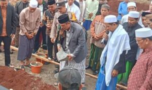 Peletakan batu pertama pembangunan SMP IT Cendekia Madani dan ponpes Yayasan Bahrul Ulum Samsuri, Rumpin.